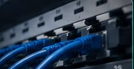 Patchera con cables de red conectados
