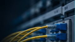 Conectores de fibra óptica en una patchera
